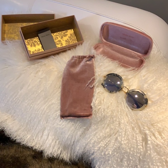 Sun glasses - Picture 2 of 3